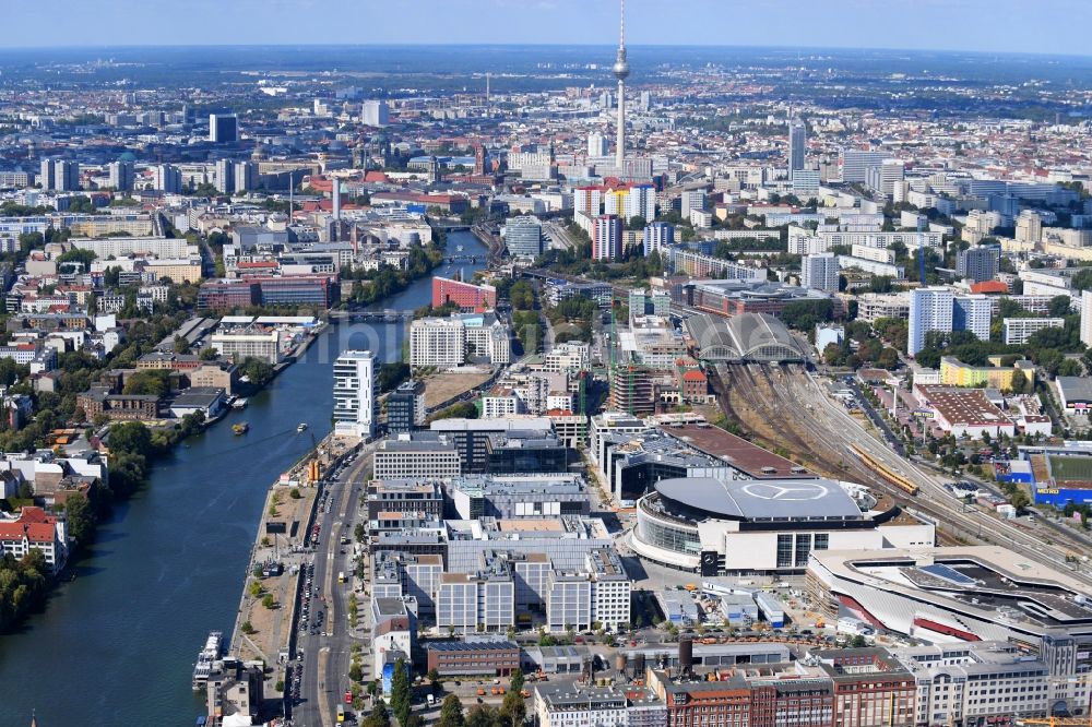 Luftaufnahme Berlin - Baustellen auf dem Entwicklungsgebiet Anschutz- Areal im Ortsteil Bezirk Friedrichshain in Berlin, Deutschland