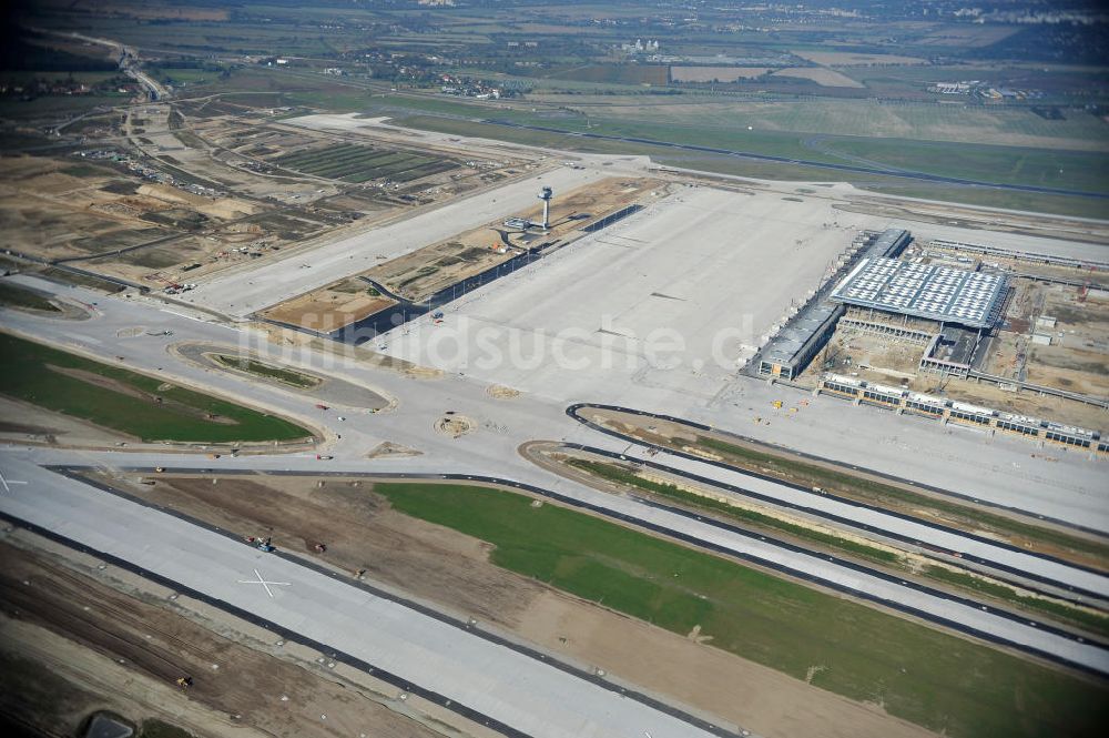 Schönefeld bei Berlin von oben - Baustellen am Flughafen Berlin - Schönefeld BBI