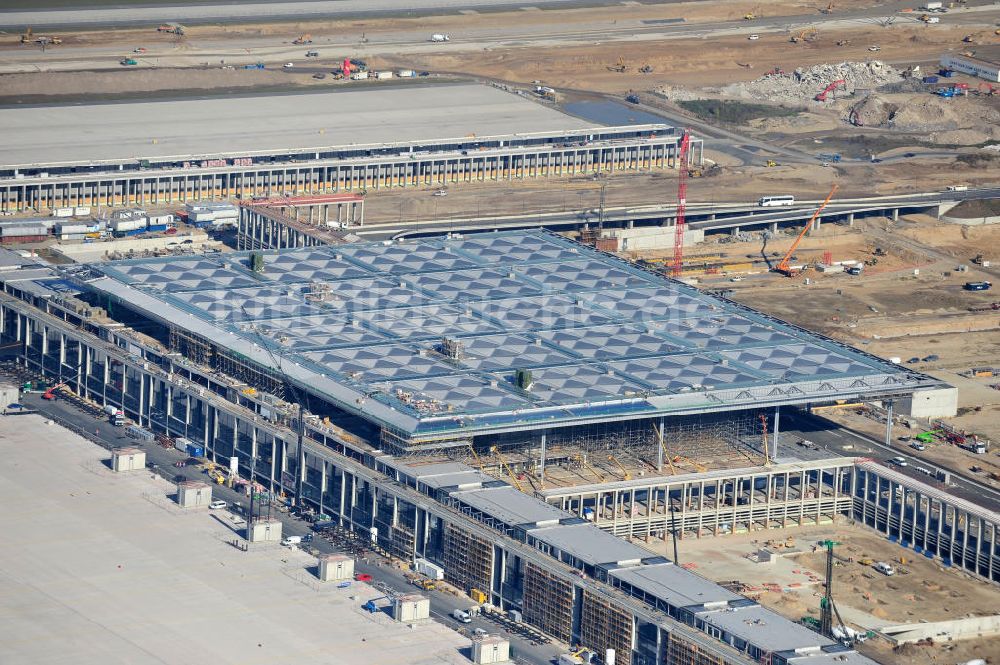 Schönefeld bei Berlin von oben - Baustellen am Flughafen Berlin - Schönefeld BBI