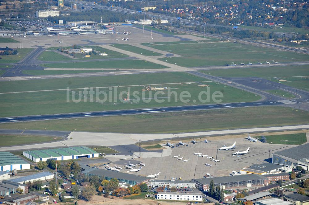 Schönefeld bei Berlin von oben - Baustellen am Flughafen Berlin - Schönefeld BBI