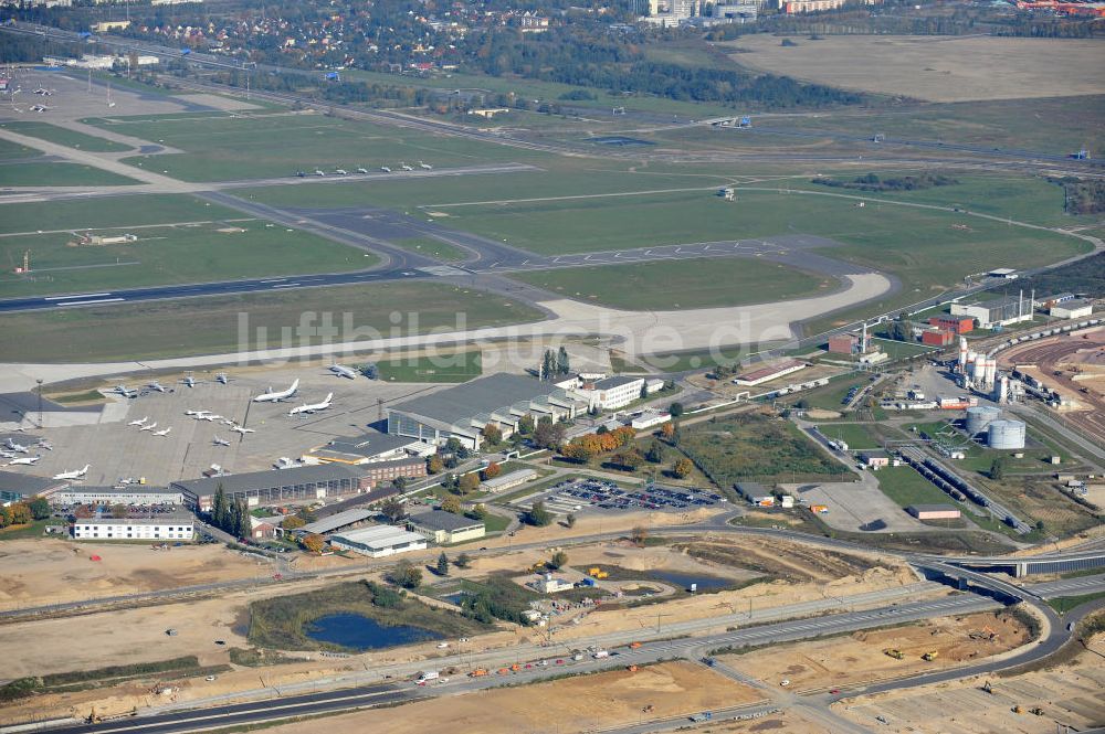 Schönefeld bei Berlin aus der Vogelperspektive: Baustellen am Flughafen Berlin - Schönefeld BBI