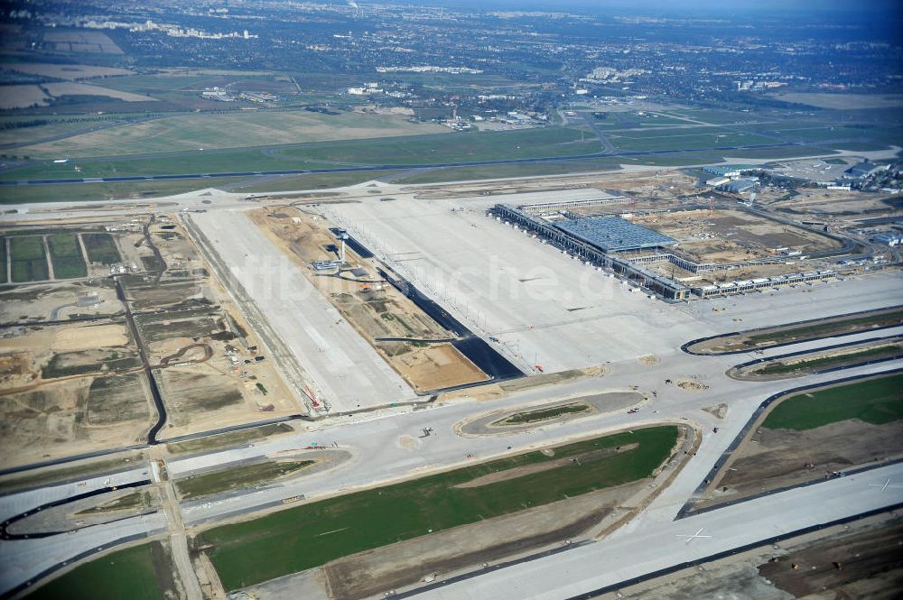 Schönefeld bei Berlin von oben - Baustellen am Flughafen Berlin - Schönefeld BBI