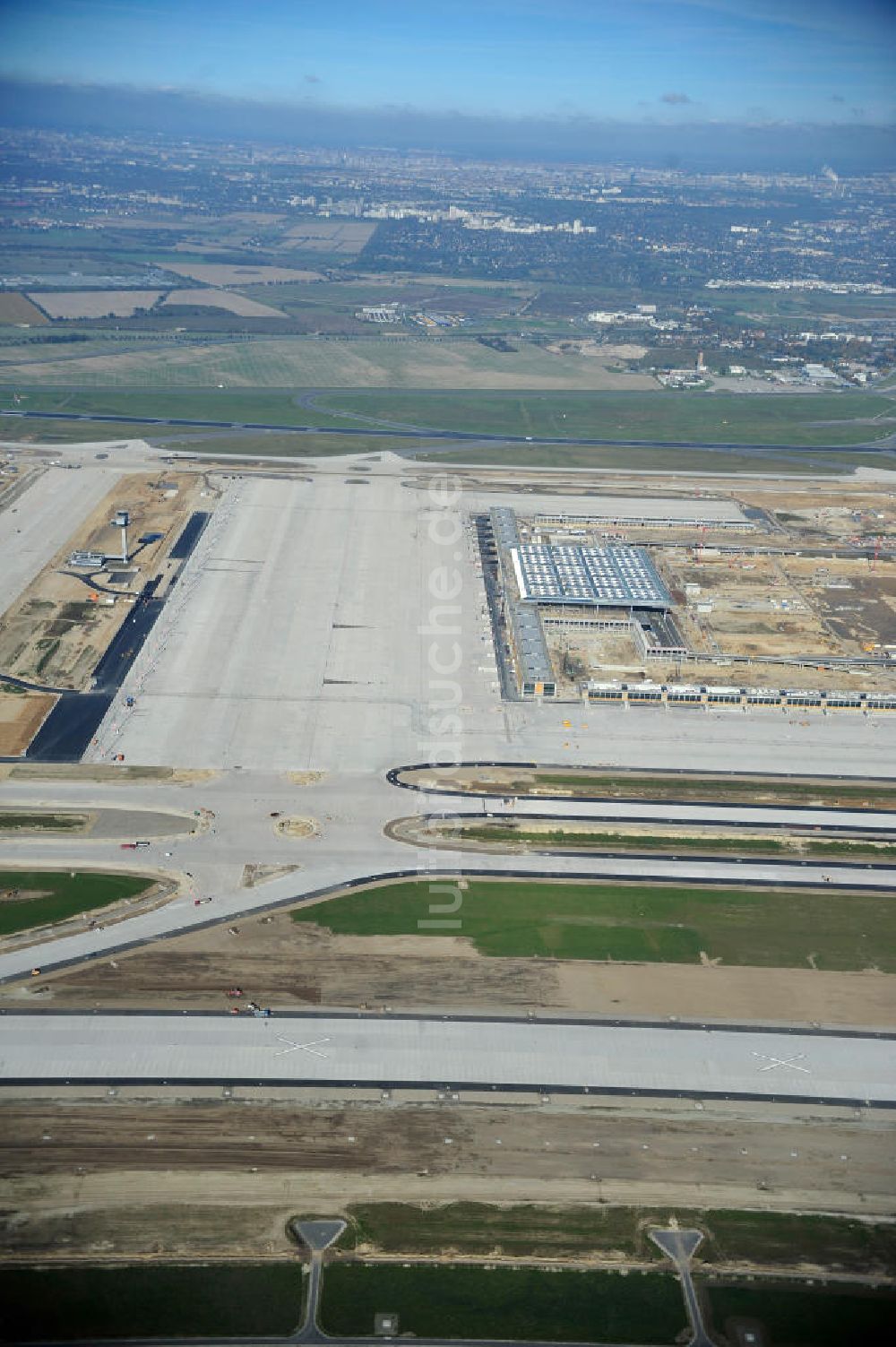 Schönefeld bei Berlin aus der Vogelperspektive: Baustellen am Flughafen Berlin - Schönefeld BBI