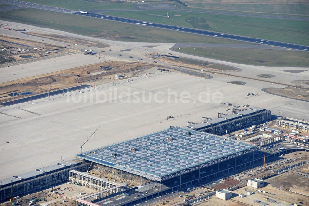 Schönefeld bei Berlin von oben - Baustellen am Flughafen Berlin - Schönefeld BBI