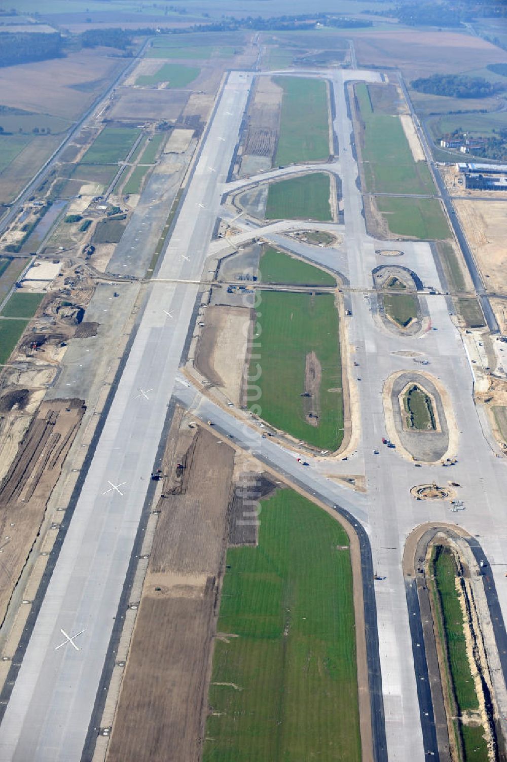 Luftaufnahme Schönefeld bei Berlin - Baustellen am Flughafen Berlin - Schönefeld BBI