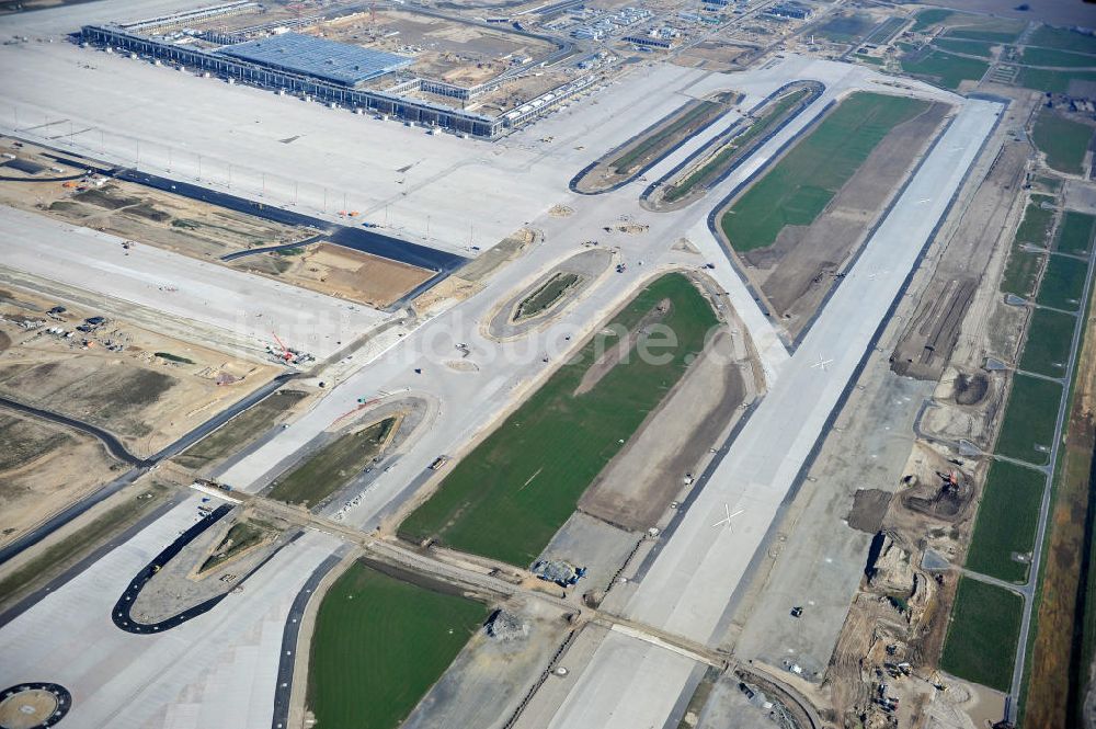 Schönefeld bei Berlin von oben - Baustellen am Flughafen Berlin - Schönefeld BBI