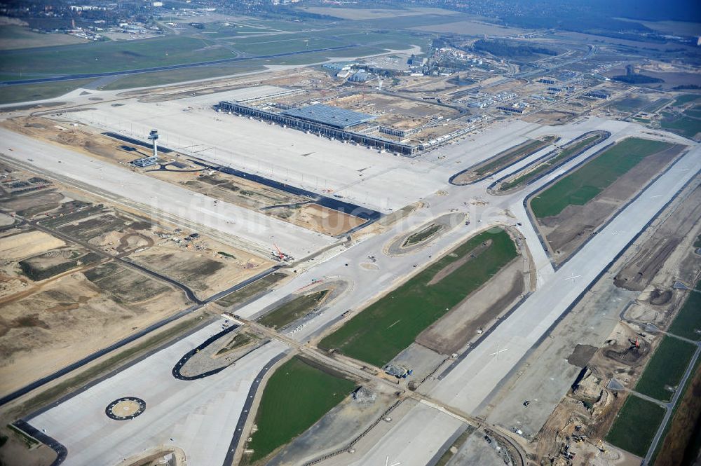 Schönefeld bei Berlin aus der Vogelperspektive: Baustellen am Flughafen Berlin - Schönefeld BBI