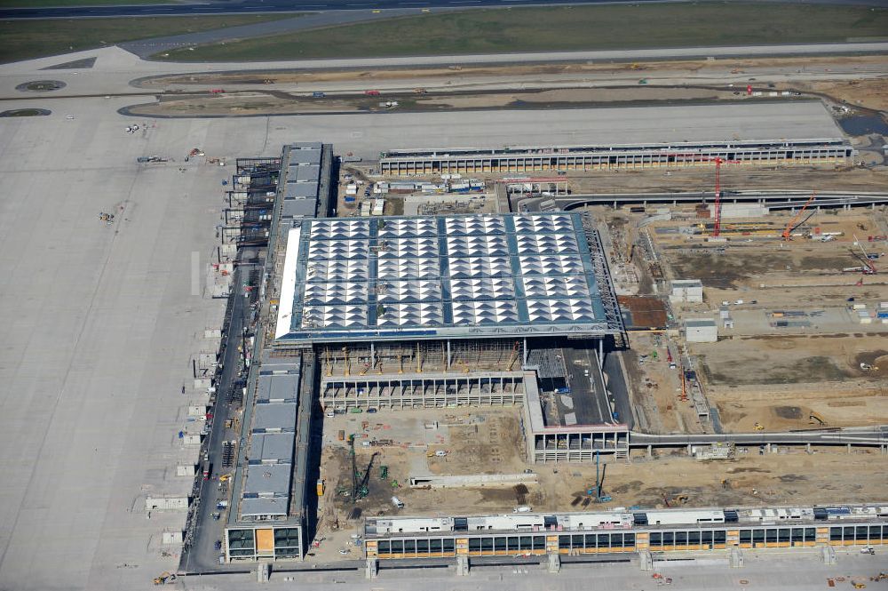 Luftbild Schönefeld bei Berlin - Baustellen am Flughafen Berlin - Schönefeld BBI