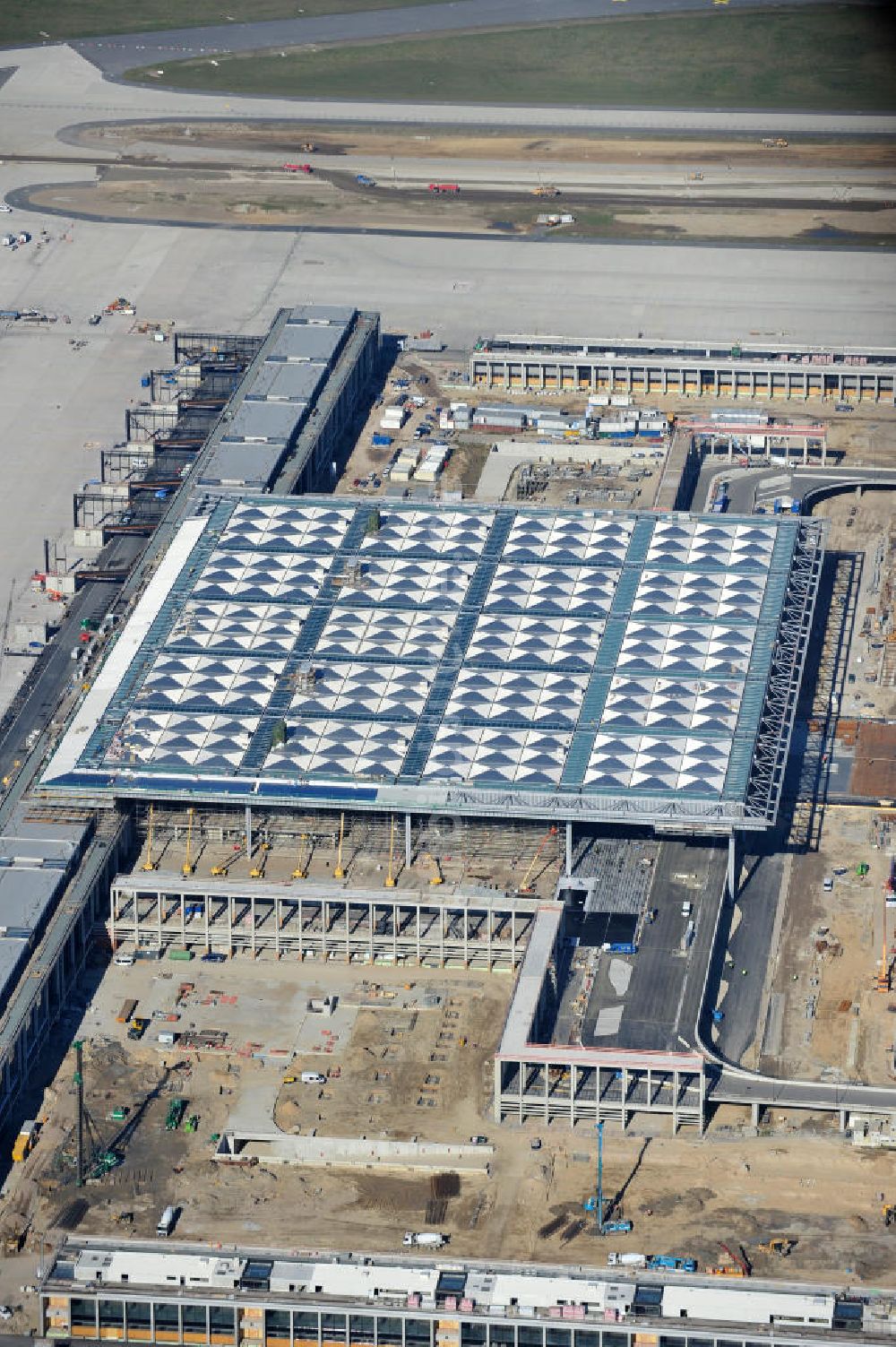 Schönefeld bei Berlin aus der Vogelperspektive: Baustellen am Flughafen Berlin - Schönefeld BBI