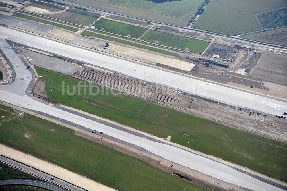 Schönefeld bei Berlin von oben - Baustellen am Flughafen Berlin - Schönefeld BBI