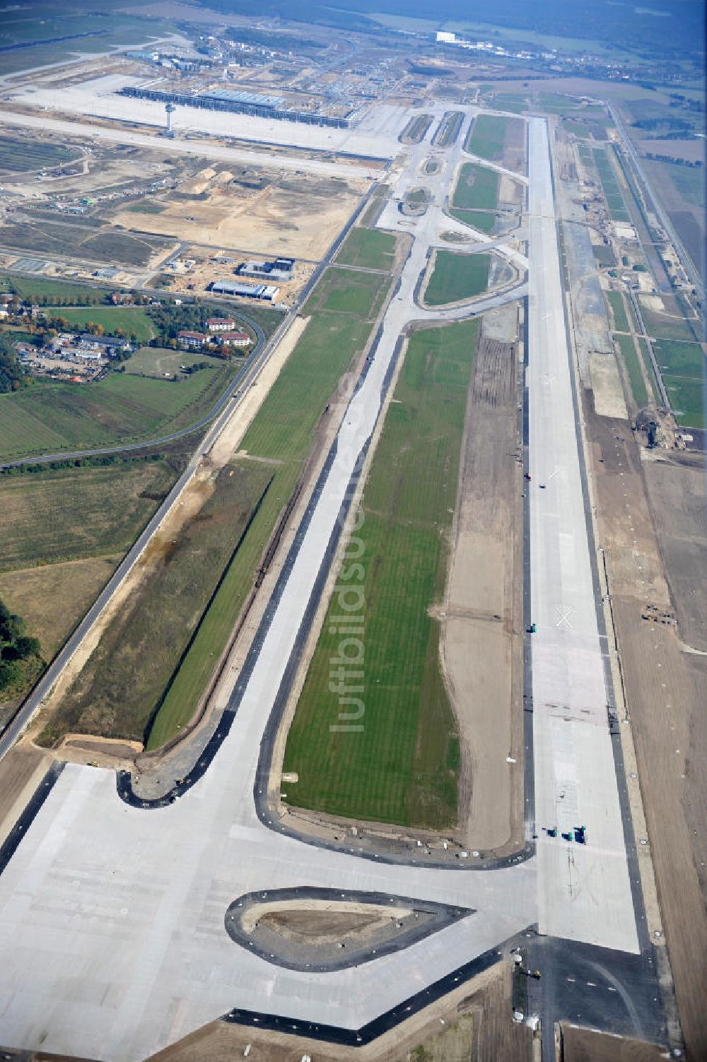 Schönefeld bei Berlin von oben - Baustellen am Flughafen Berlin - Schönefeld BBI