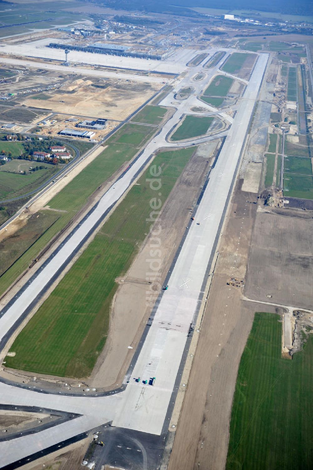 Schönefeld bei Berlin aus der Vogelperspektive: Baustellen am Flughafen Berlin - Schönefeld BBI