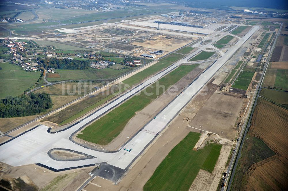 Schönefeld bei Berlin von oben - Baustellen am Flughafen Berlin - Schönefeld BBI