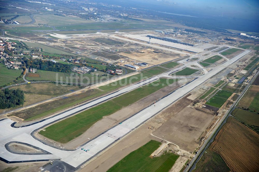 Schönefeld bei Berlin aus der Vogelperspektive: Baustellen am Flughafen Berlin - Schönefeld BBI