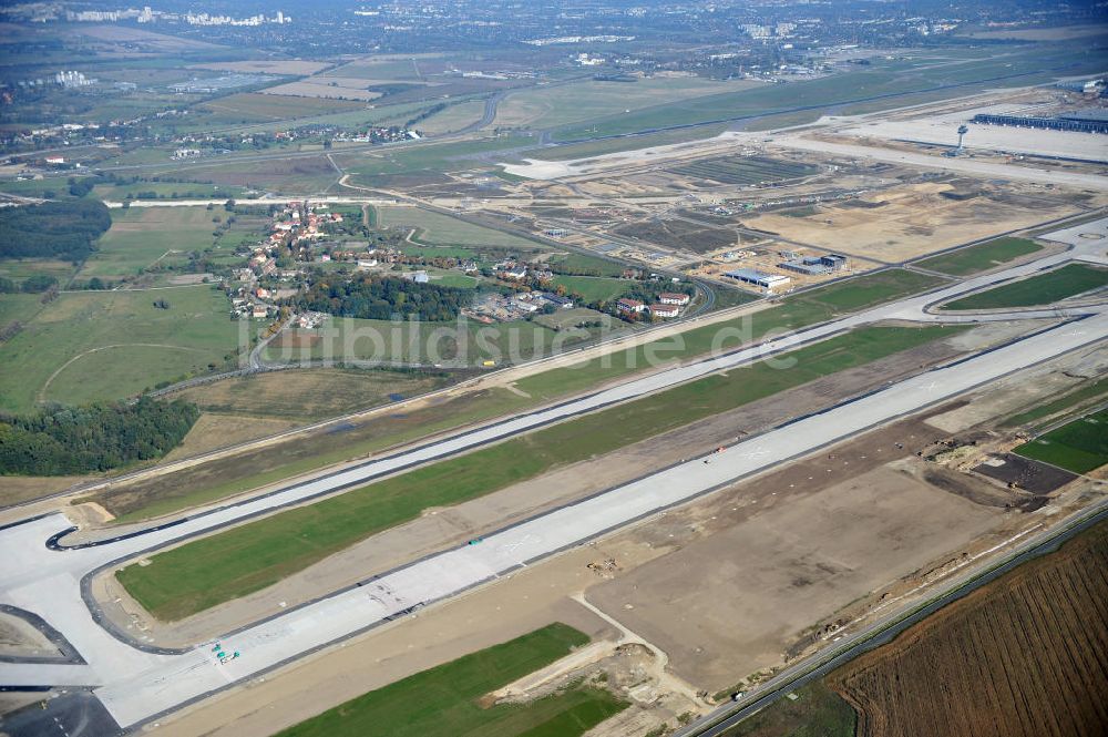 Luftbild Schönefeld bei Berlin - Baustellen am Flughafen Berlin - Schönefeld BBI