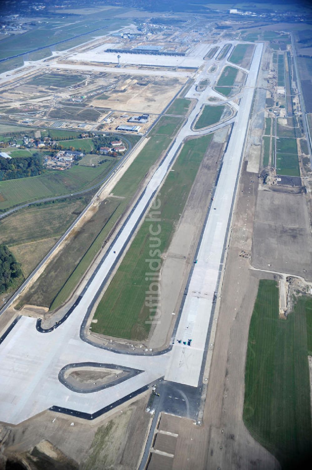 Schönefeld bei Berlin von oben - Baustellen am Flughafen Berlin - Schönefeld BBI