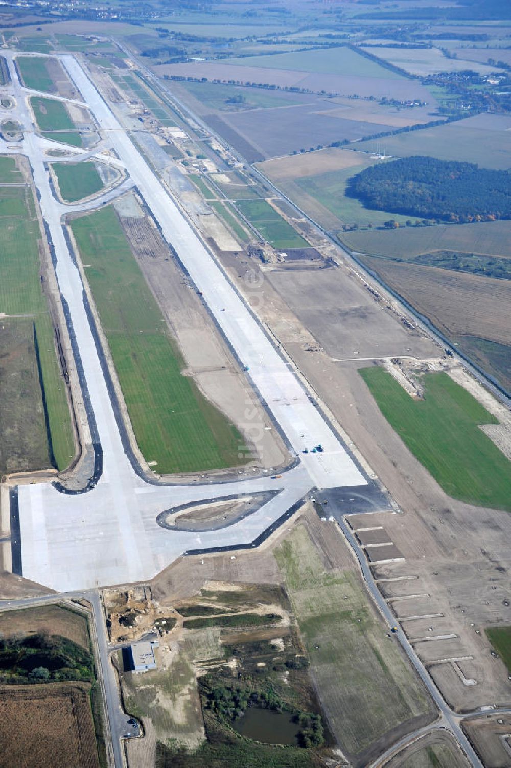 Schönefeld bei Berlin von oben - Baustellen am Flughafen Berlin - Schönefeld BBI