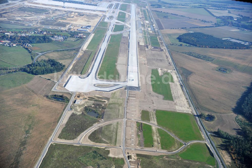 Schönefeld bei Berlin von oben - Baustellen am Flughafen Berlin - Schönefeld BBI