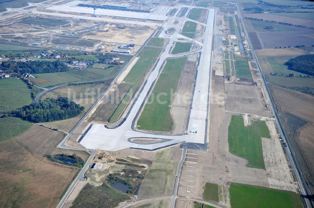 Schönefeld bei Berlin aus der Vogelperspektive: Baustellen am Flughafen Berlin - Schönefeld BBI