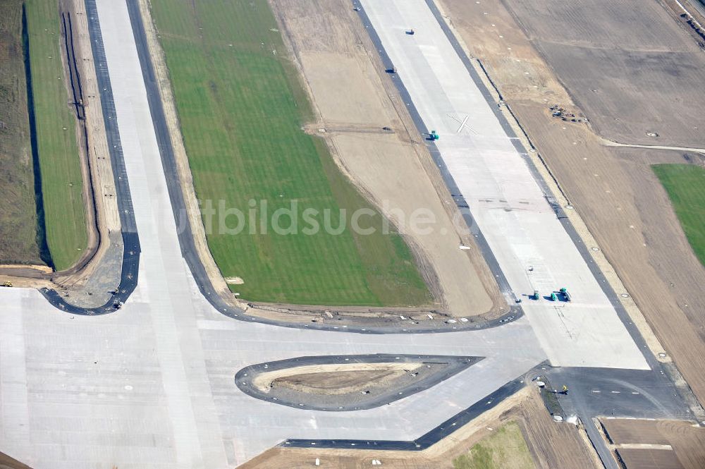 Schönefeld bei Berlin von oben - Baustellen am Flughafen Berlin - Schönefeld BBI