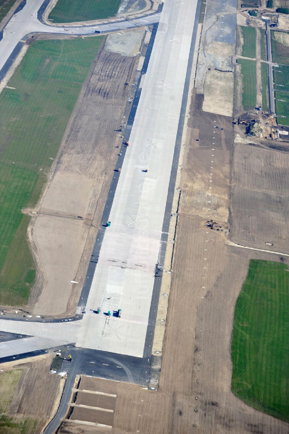 Luftaufnahme Schönefeld bei Berlin - Baustellen am Flughafen Berlin - Schönefeld BBI