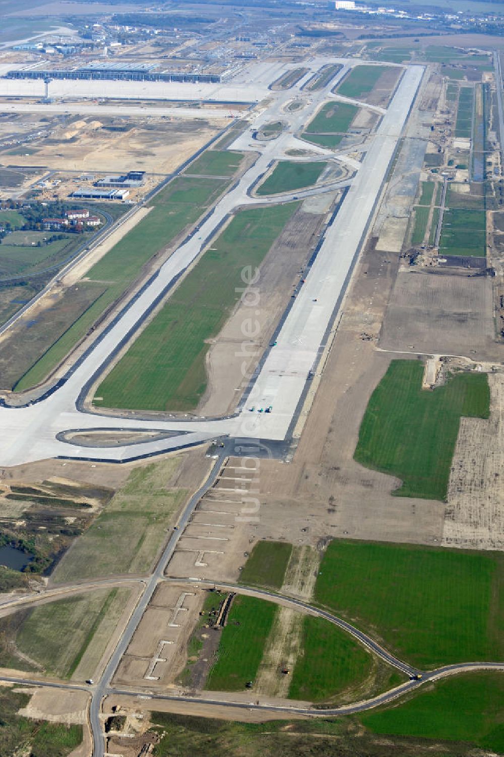 Schönefeld bei Berlin von oben - Baustellen am Flughafen Berlin - Schönefeld BBI