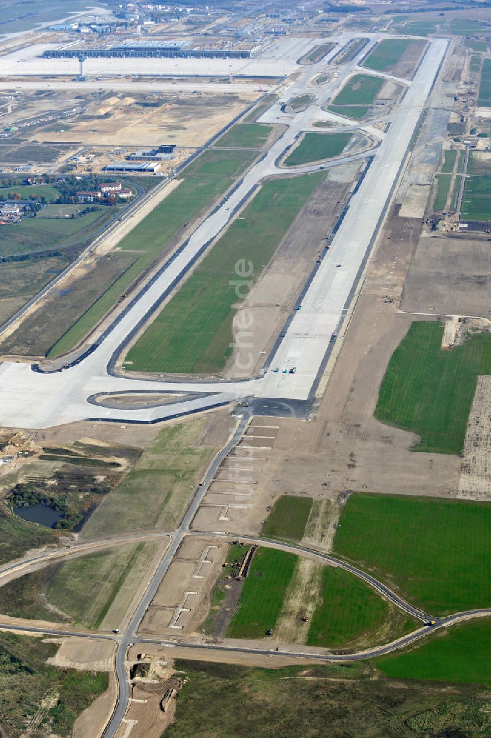 Schönefeld bei Berlin aus der Vogelperspektive: Baustellen am Flughafen Berlin - Schönefeld BBI