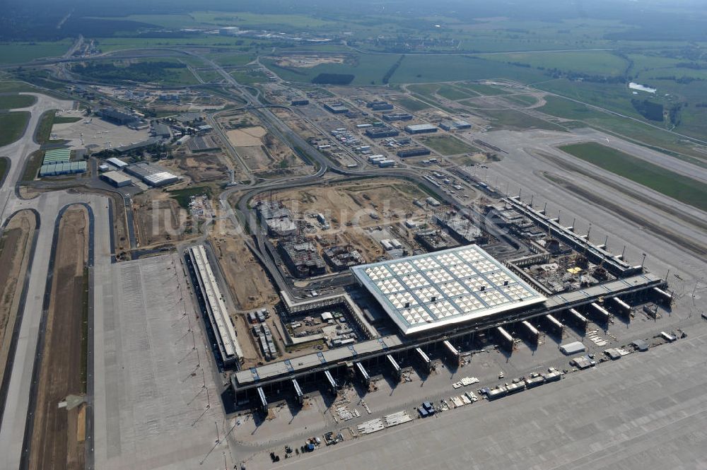 Luftaufnahme Schönefeld bei Berlin - Baustellen am Flughafen Berlin - Schönefeld BBI