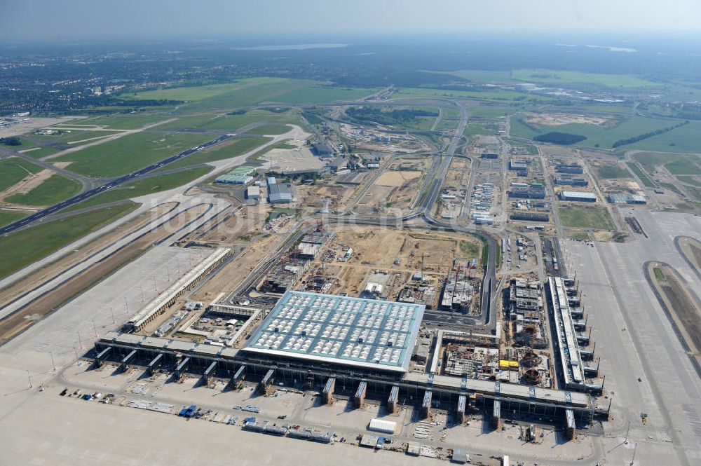 Schönefeld bei Berlin von oben - Baustellen am Flughafen Berlin - Schönefeld BBI