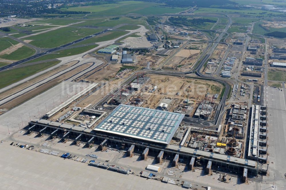 Schönefeld bei Berlin aus der Vogelperspektive: Baustellen am Flughafen Berlin - Schönefeld BBI