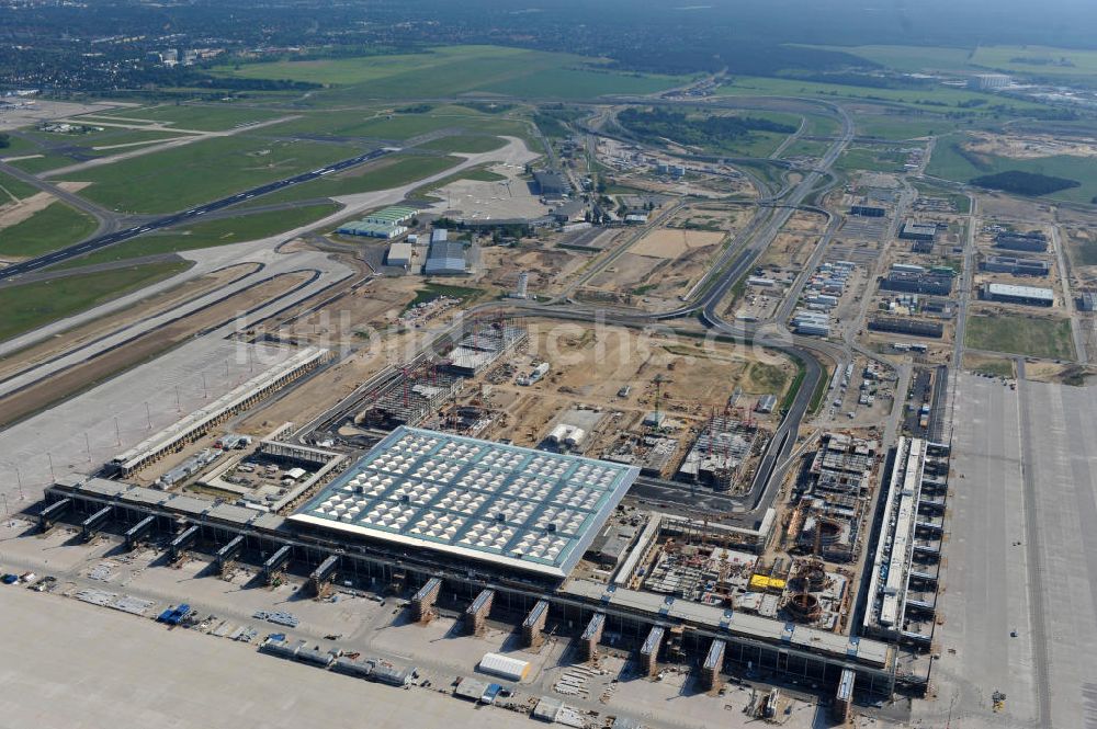 Luftbild Schönefeld bei Berlin - Baustellen am Flughafen Berlin - Schönefeld BBI