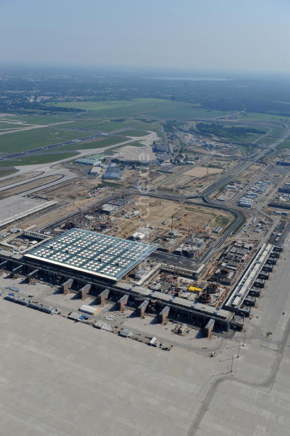 Schönefeld bei Berlin von oben - Baustellen am Flughafen Berlin - Schönefeld BBI