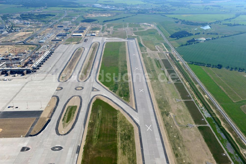 Schönefeld bei Berlin aus der Vogelperspektive: Baustellen am Flughafen Berlin - Schönefeld BBI