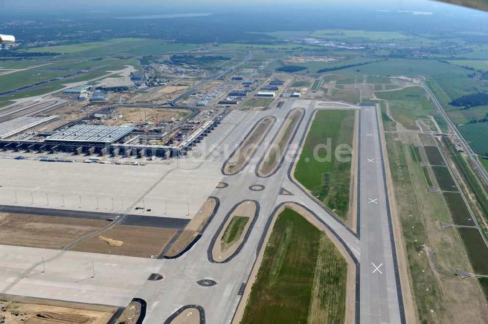 Luftbild Schönefeld bei Berlin - Baustellen am Flughafen Berlin - Schönefeld BBI