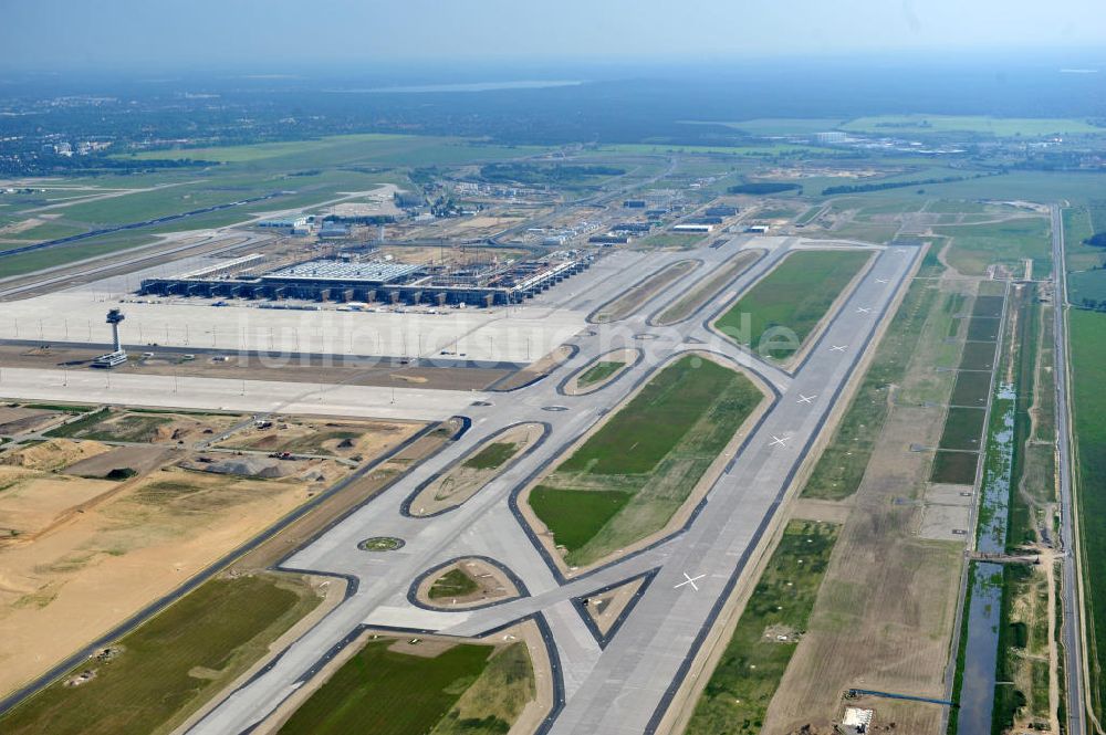 Luftaufnahme Schönefeld bei Berlin - Baustellen am Flughafen Berlin - Schönefeld BBI