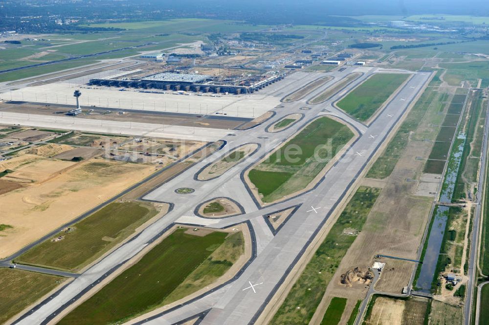 Schönefeld bei Berlin von oben - Baustellen am Flughafen Berlin - Schönefeld BBI