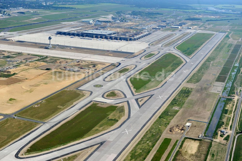 Schönefeld bei Berlin aus der Vogelperspektive: Baustellen am Flughafen Berlin - Schönefeld BBI