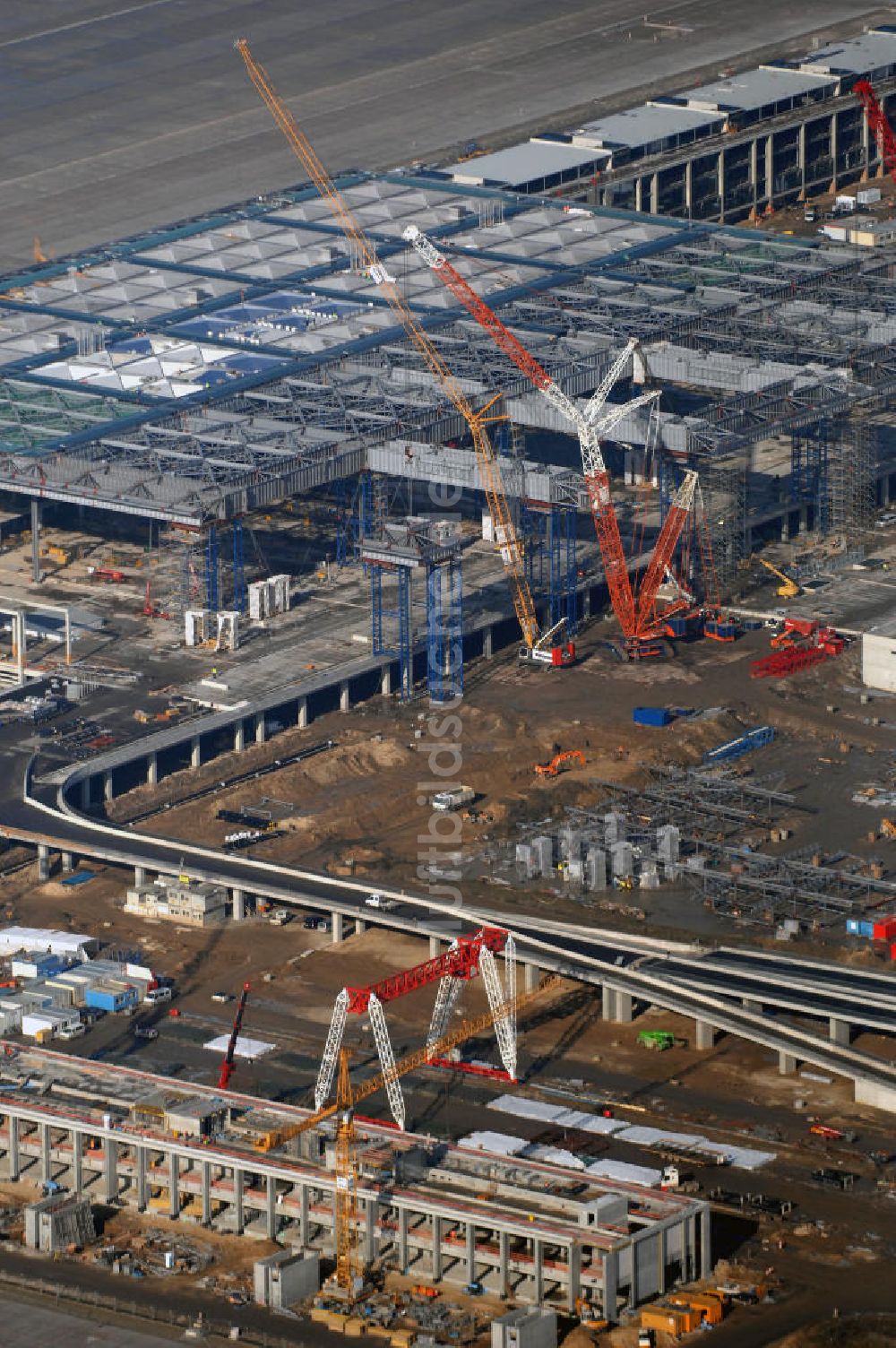 Schönefeld aus der Vogelperspektive: Baustellen am Flughafen Berlin-Schönefeld BBI - Construction fields at Berlin-Schoenefeld Airport BBI