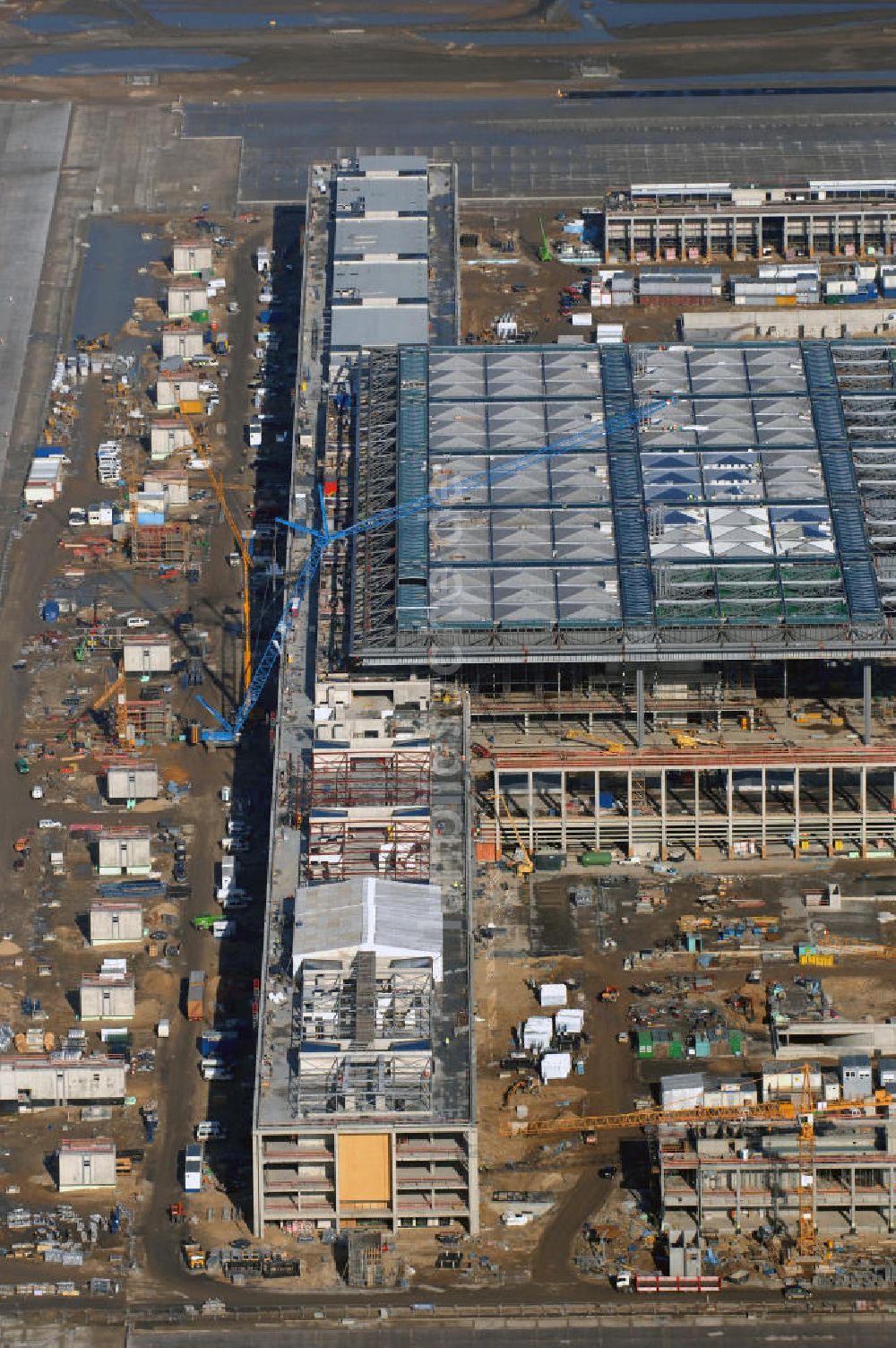 Schönefeld aus der Vogelperspektive: Baustellen am Flughafen Berlin-Schönefeld BBI - Construction fields at Berlin-Schoenefeld Airport BBI