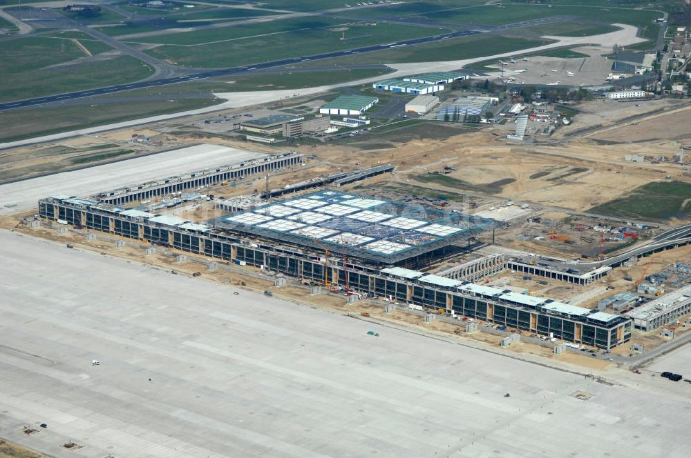 Schönefeld aus der Vogelperspektive: Baustellen am Flughafen Berlin-Schönefeld BBI - Construction fields at Berlin-Schoenefeld Airport BBI