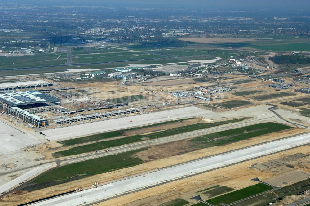 Schönefeld aus der Vogelperspektive: Baustellen am Flughafen Berlin-Schönefeld BBI - Construction fields at Berlin-Schoenefeld Airport BBI