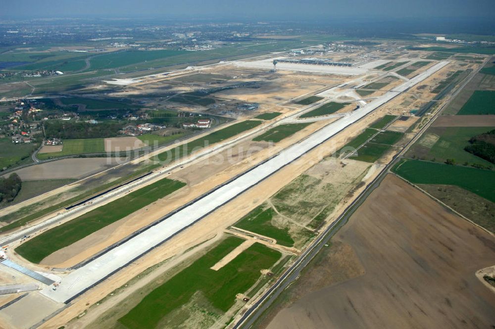 Schönefeld aus der Vogelperspektive: Baustellen am Flughafen Berlin-Schönefeld BBI - Construction fields at Berlin-Schoenefeld Airport BBI