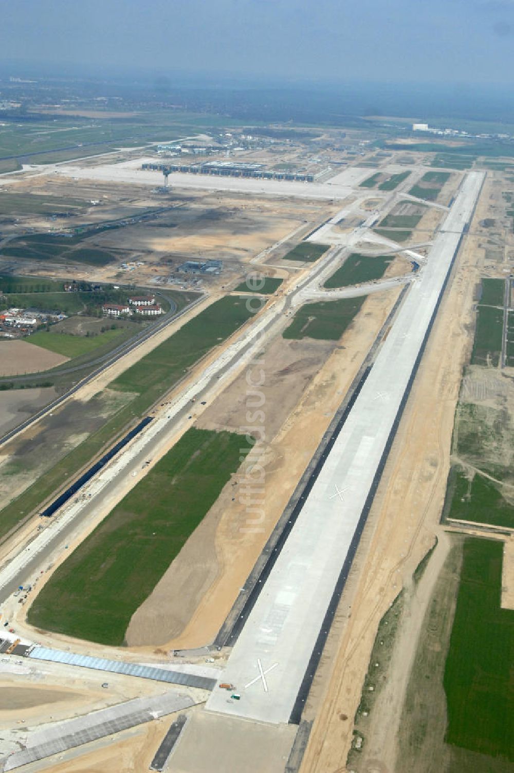 Schönefeld aus der Vogelperspektive: Baustellen am Flughafen Berlin-Schönefeld BBI - Construction fields at Berlin-Schoenefeld Airport BBI