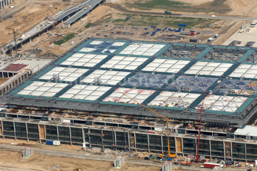 Schönefeld aus der Vogelperspektive: Baustellen am Flughafen Berlin-Schönefeld BBI - Construction fields at Berlin-Schoenefeld Airport BBI