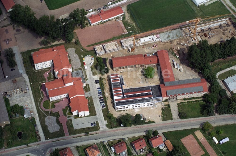 Seelow aus der Vogelperspektive: Baustellen am Gebäudekomplex der Diakoniestation Seelow Tagesstätte Vergißmeinnicht an der Straße der Jugend in Seelow im Bundesland Brandenburg