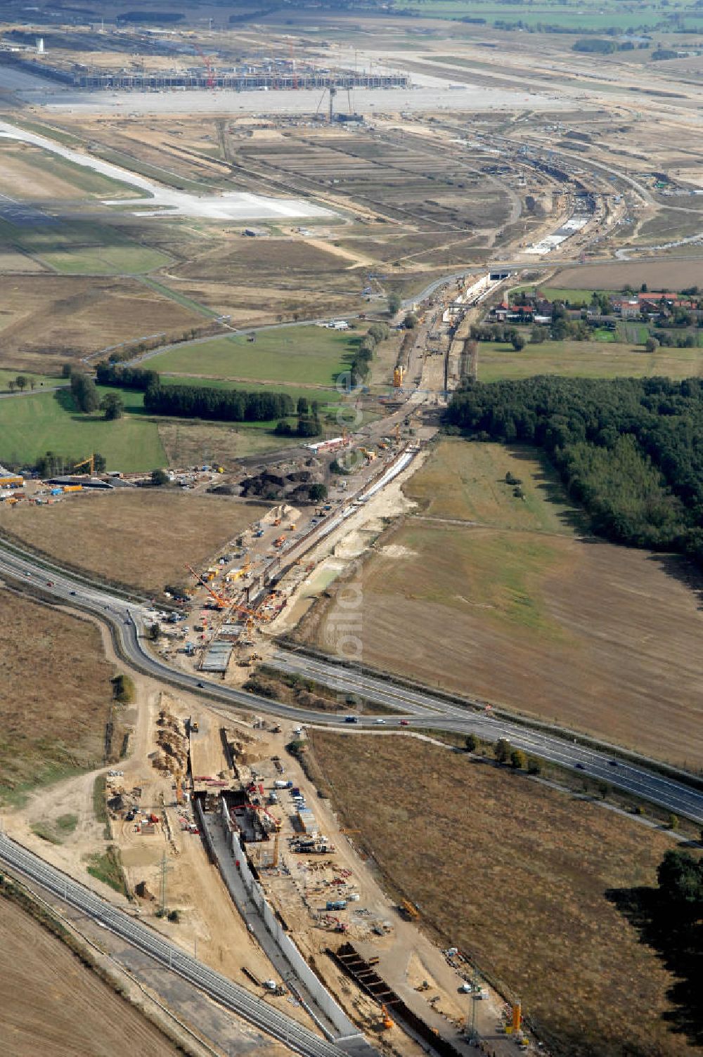 Selchow von oben - Baustellen der Gleistrassen in Selchow zum Fern- und S-Bahnhof am BBI