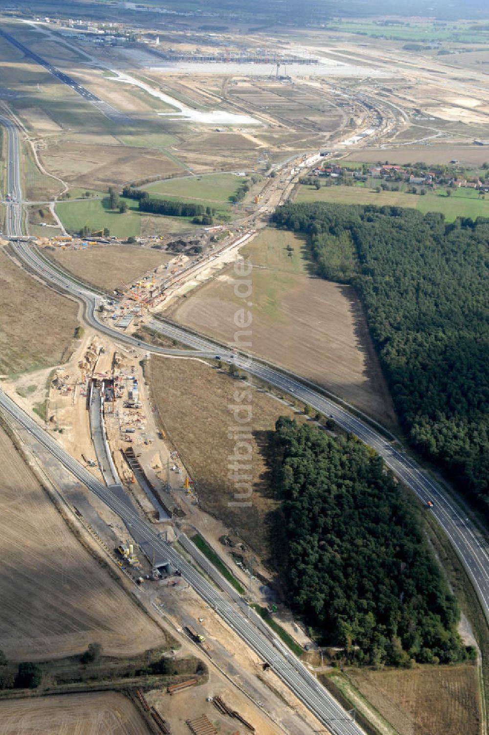 Luftbild Selchow - Baustellen der Gleistrassen in Selchow zum Fern- und S-Bahnhof am BBI