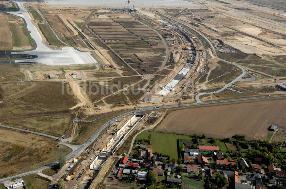 Selchow von oben - Baustellen der Gleistrassen in Selchow zum Fern- und S-Bahnhof am BBI