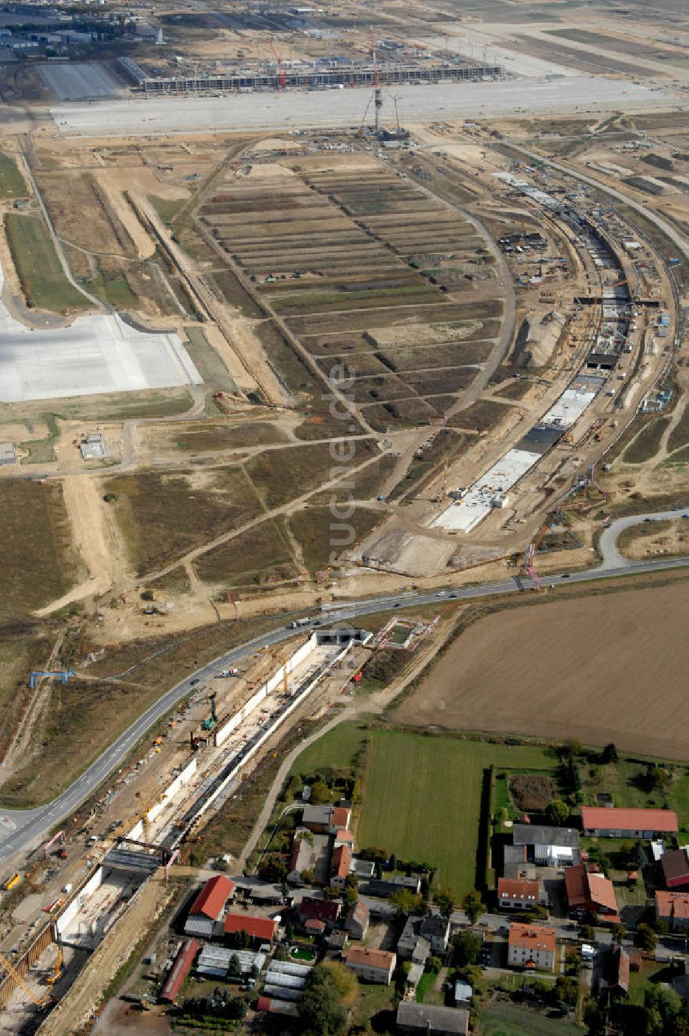 Luftbild Selchow - Baustellen der Gleistrassen in Selchow zum Fern- und S-Bahnhof am BBI