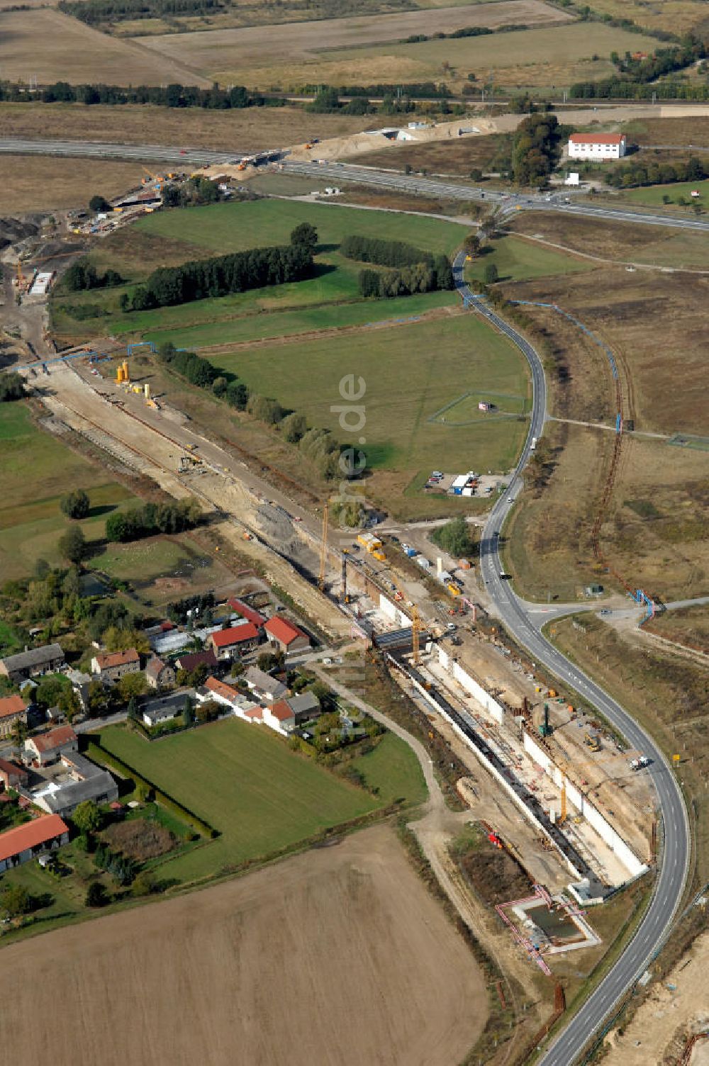 Selchow von oben - Baustellen der Gleistrassen in Selchow zum Fern- und S-Bahnhof am BBI